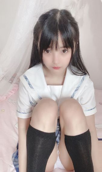 像饿狼似的三个男人阿莫